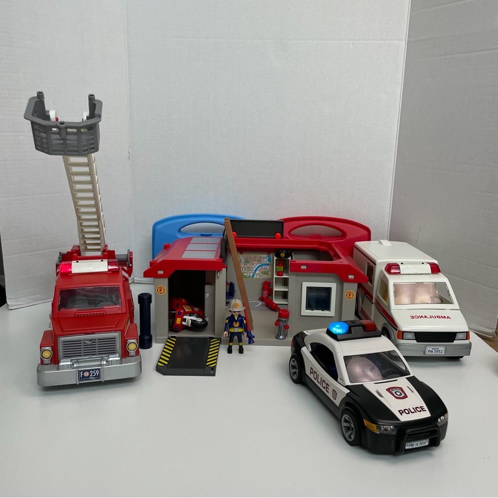 Playmobil Set Police Car Firetruck Fire Station Ambulance Lights Up Sound People